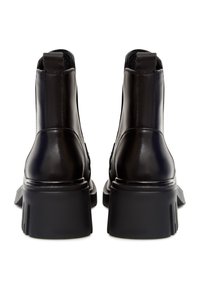 Schwarze Leder-Stiefeletten mit einer massiven Sohle, ausgestattet mit elastischen Seitenpaneelen und einer glatten Oberfläche. Genähte Details an den Seiten.