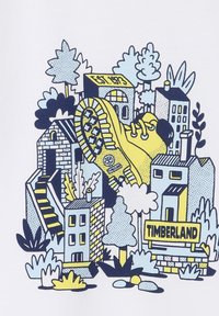 Gráfico que presenta una bota Timberland amarilla en medio de casas y árboles estilizados en azul, negro y amarillo, con el letrero "TIMBERLAND" visible.