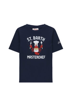 T-shirt blu navy con un'aragosta rossa in stile cartone animato che indossa un cappello da chef, tiene in mano una forchetta e un cucchiaio, con la scritta "St. Barth Masterchef."