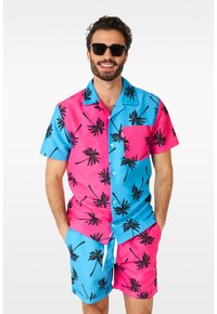 Sæt bestående af kortærmet skjorte og shorts i pink og blå med sort palmetræsmotiv. Har en enkelt lomme på skjorten.