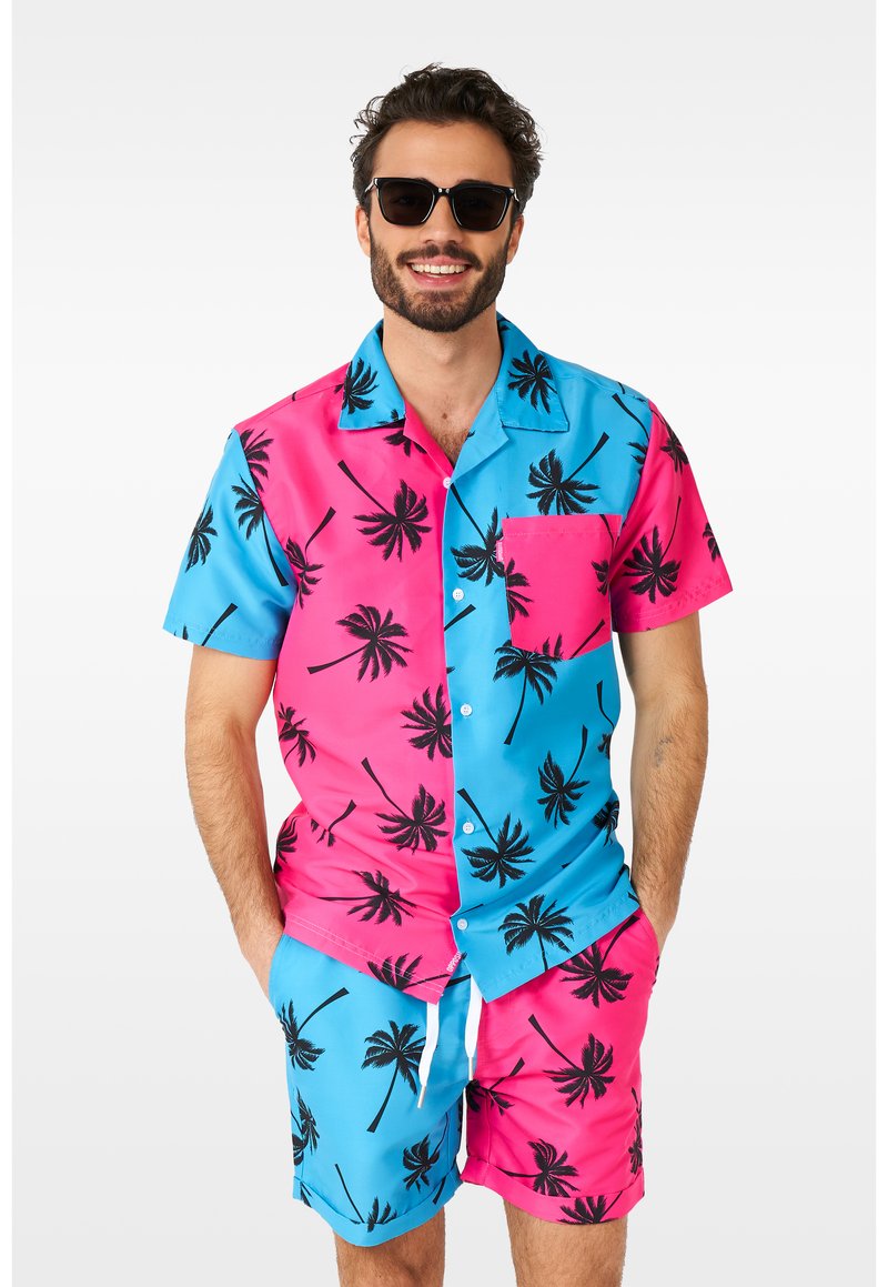 Sæt bestående af kortærmet skjorte og shorts i pink og blå med sort palmetræsmotiv. Har en enkelt lomme på skjorten.