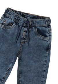 Pantaloni jogger in denim con vita elastica e cordoncino. Presentano due tasche frontali e cuciture a contrasto in una tonalità blu medio.