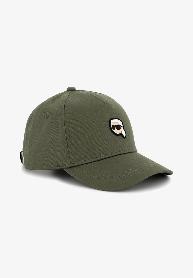 Oliven grøn baseball cap lavet af bomuld med en buet skygge. Har et sort og hvidt broderet logo på forsiden.