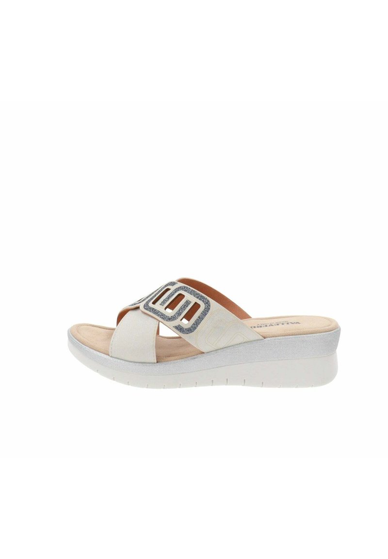 Sandal in neoprene bianco con cinturini incrociati. Presenta un accentuatura testurizzata in argento e una suola in schiuma confortevole con un leggero tacco a zeppa.