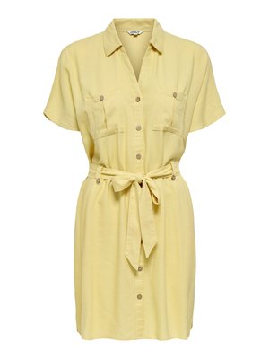 Kort gul kjole med knapper foran, korte ærmer, to brystlommer og et bånd, der bindes i taljen.
