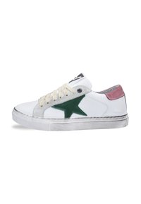 Białe skórzane sneakersy z zielonym wzorem w gwiazdę, szare zamszowe akcenty, brązowe sznurowadła i lekko zużyta gumowa podeszwa.