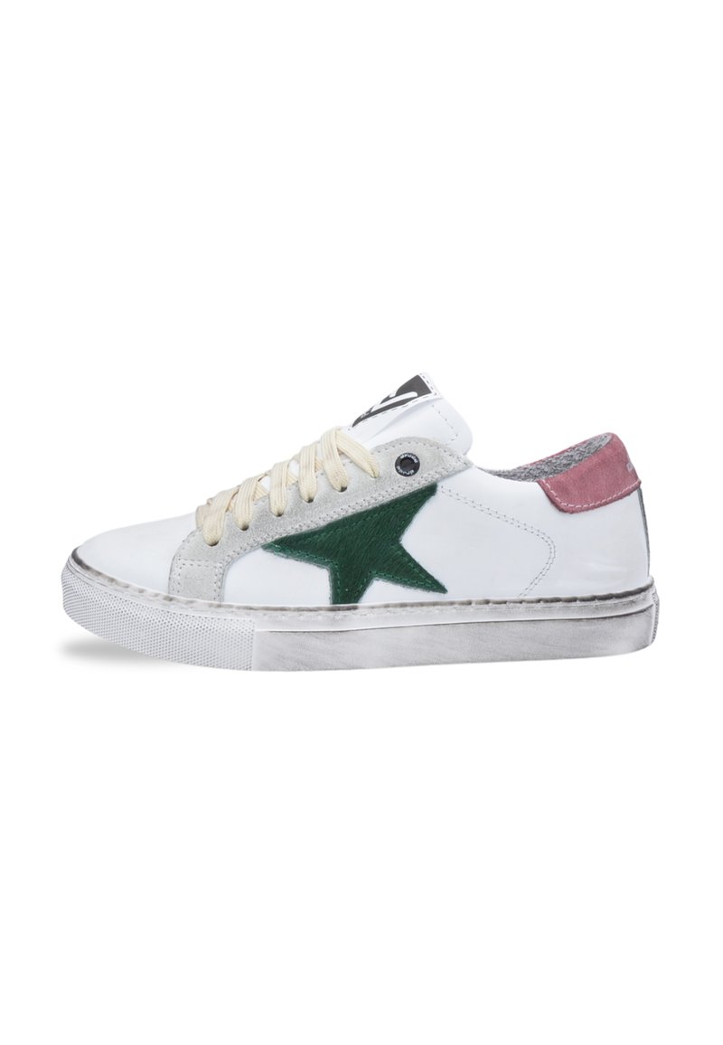 Białe skórzane sneakersy z zielonym wzorem w gwiazdę, szare zamszowe akcenty, brązowe sznurowadła i lekko zużyta gumowa podeszwa.