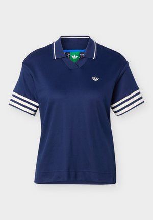 Tmavomodré polo tričko s krátkym rukávom, s bielymi pruhovanými manžetami, bielou lemovkou goliera a malým bielym logom Adidas na ľavej strane hrude.