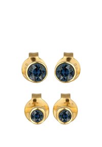 Guldtonade studs med runda, mörkblå ädelstenar i en cirkulär fattning med en slät yta. Fyra stycken visas.