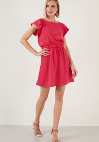 LELA REGULAR FIT - Päevakleit - fuchsia