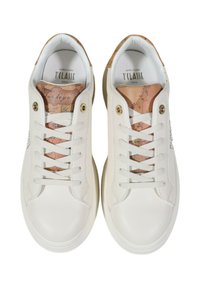 Sneakers bianchi in pelle con una texture liscia, dotati di una soletta decorata con motivo mappa e occhioletto in metallo, allacciatura standard e design della punta arrotondata.