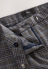 REGULAR FIT - CHECK SCULPTING LEG - Pantaloni - grey