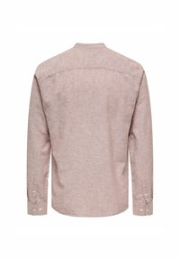 Camicia a maniche lunghe di colore rosa chiaro, in tessuto testurizzato. Presenta colletto alla coreana e polsini con bottoni. Orlo dritto con dettaglio sul dietro.