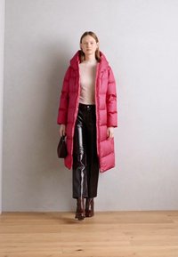 Marc O'Polo COAT FIXED HOOD WELT POCKETS SIDE SLITS BACKPACK BELTS - Páperový kabát - sundown