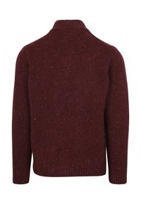 Bordeauxrode gebreide trui met een hoge kraag, met een gestructureerd patroon en contrasterende vlekjes in lichtere kleuren. Geribbelde manchetten en zoom.