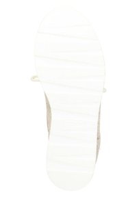 Světle růžové tenisky s texturovaným svrškem a bílou gumovou podešví s vodorovnými drážkami. Součástí jsou tkaničky a očka.