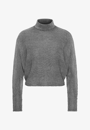 Szary dzianinowy krótki sweter z długim rękawem, wysokim stójkowym kołnierzem i fakturą poziomego prążkowania.