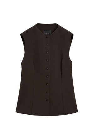 Brun ærmeløs top med rund halsudskæring, der har en række med seks matchende knapper og subtile sømme for at forme. Glat stoftekstur.