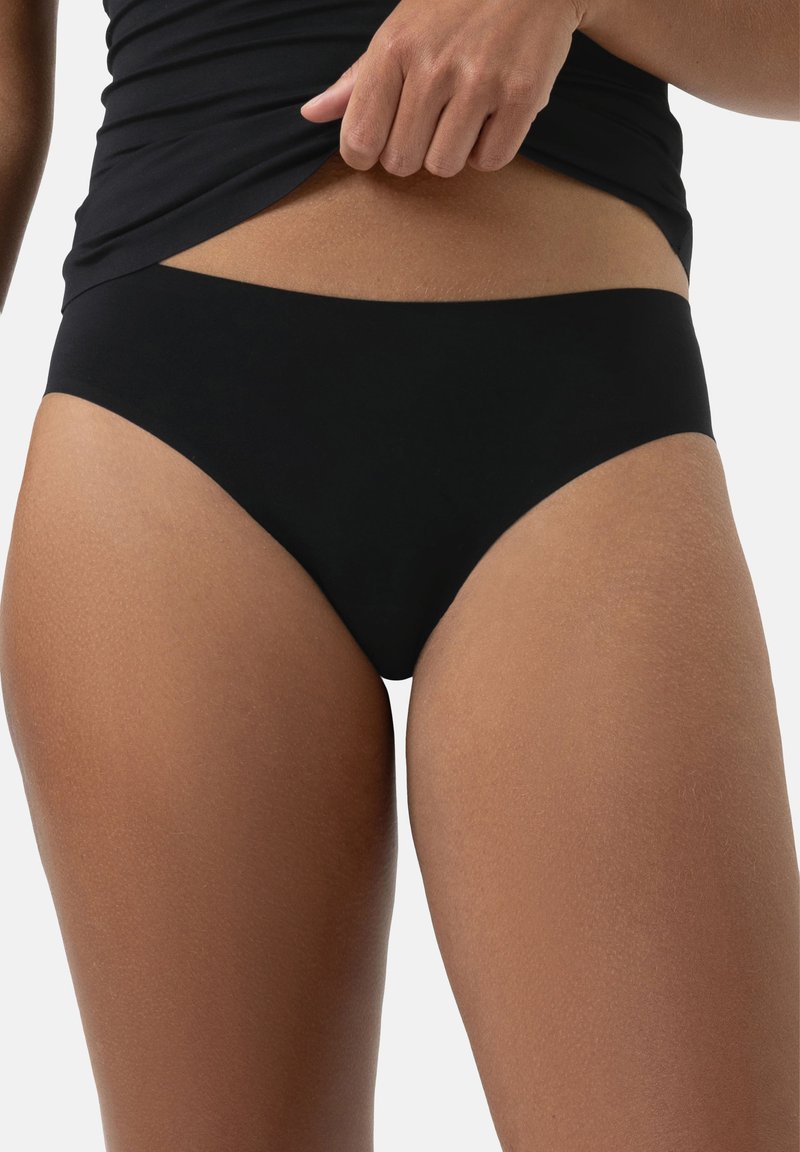 Zwarte bikini slip van een gladde, rekbare stof. Heeft een mid-rise ontwerp en schone, minimalistische randen. Geschikt voor verschillende lichaamstypes.