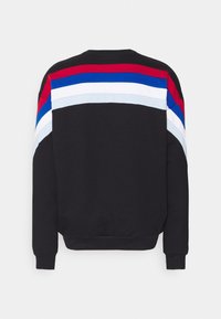 Sweat-shirt noir à manches longues avec des rayures horizontales rouges, bleues, blanches et bleu clair sur le haut du dos et les manches.
