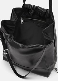 Sac fourre-tout en cuir noir avec un haut froncé. Comprend une poche zippée intérieure et une bandoulière réglable. Texture lisse avec un design minimaliste.