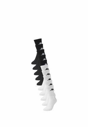 Nyolc pár fekete-fehér középhosszú zokni, oldalán logóval, átlós vonalban elrendezve fehér háttéren.