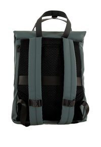 Vista trasera de una mochila de color verde oscuro con correas acolchadas, panel trasero de malla, asa superior y hebillas negras ajustables.