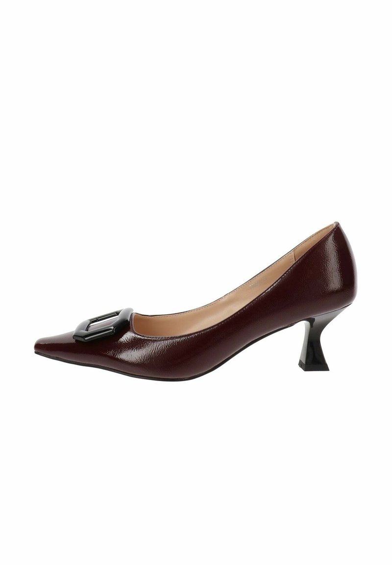 Zapatos de charol burdeos con punta afilada y tacón cuadrado. Presenta una hebilla rectangular negra en la parte delantera. Textura suave.