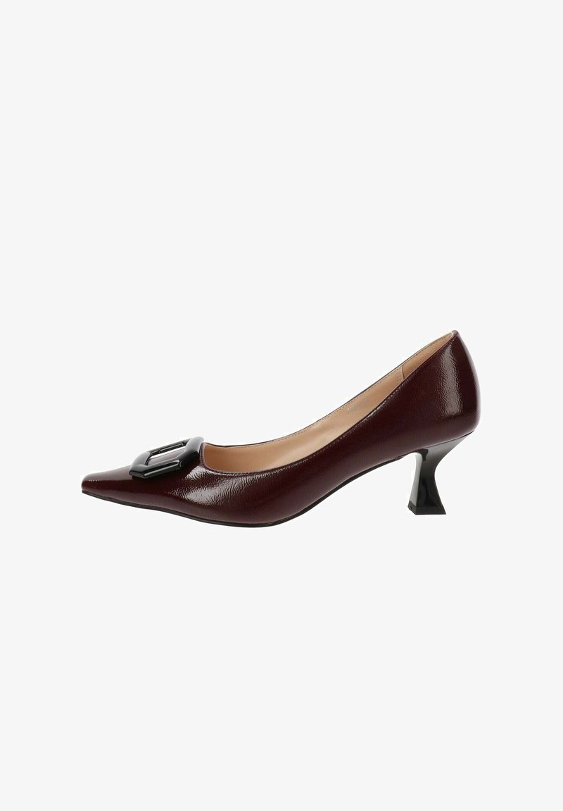 Zapatos de charol burdeos con punta afilada y tacón cuadrado. Presenta una hebilla rectangular negra en la parte delantera. Textura suave.