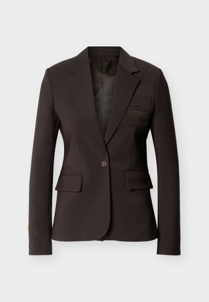 Σκούρο καφέ σακάκι με ένα κουμπί, κουμπωτό, με γιακάδες τύπου notch, τσέπες με καπάκι και διακριτικό κεντητό λογότυπο στην τσέπη του στήθους.