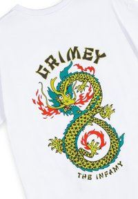 Camiseta blanca con un gráfico de dragón colorido en verde, azul y rojo. El texto "GRIMEY" encima y "THE INFAMY" debajo del diseño del dragón.