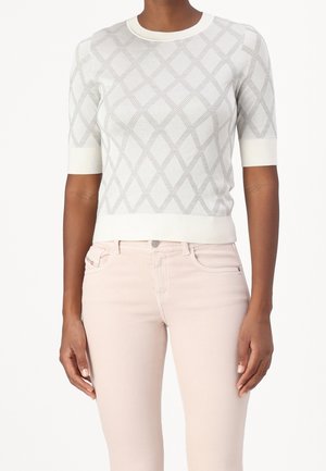Light gray short-sleeve sweater with a textured diamond pattern and a round neckline, paired with pale pink fitted jeans.