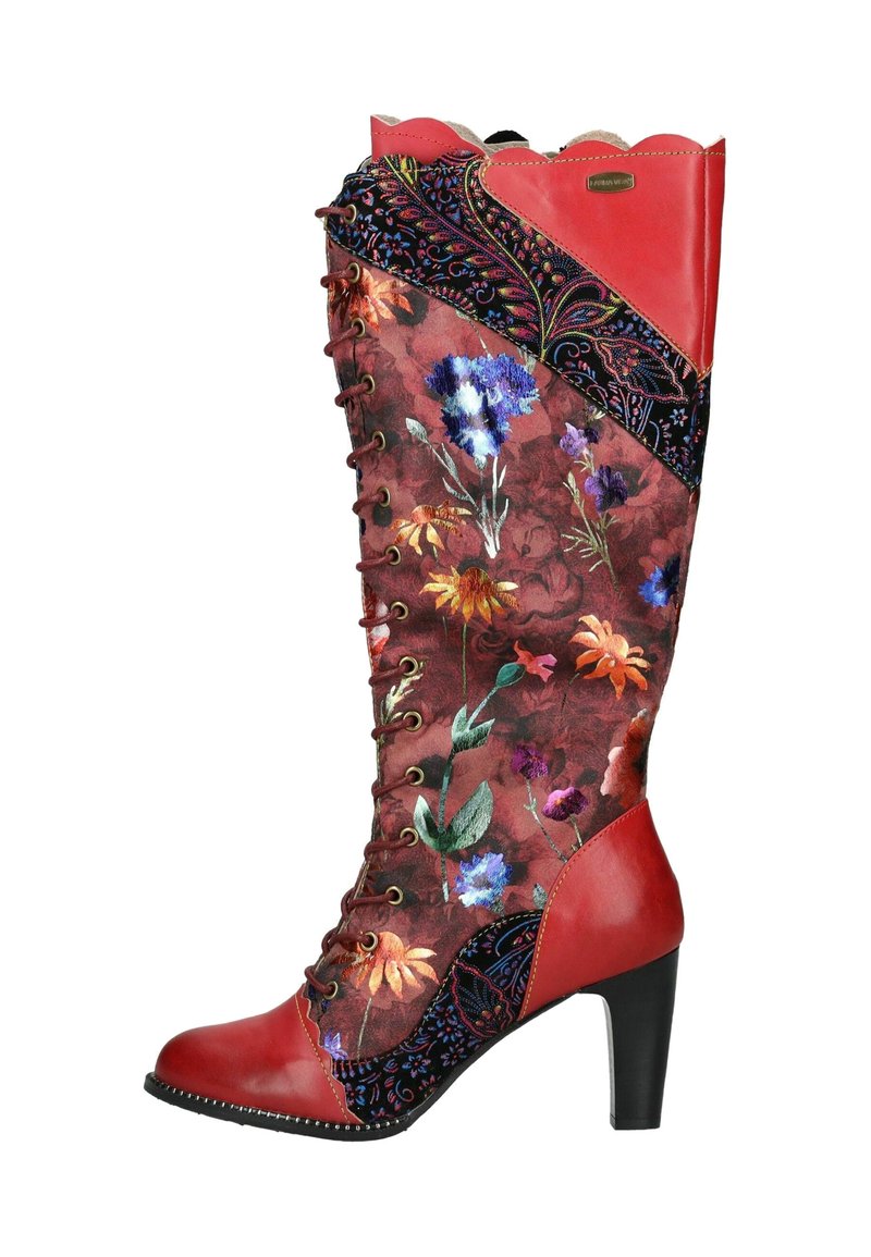 Botas rojas hasta la rodilla con tela floral y paneles de acento negros, que presentan un diseño de cordones, una punta afilada y un tacón aguja alto.