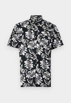 Cămașă neagră cu mânecă scurtă, cu nasturi, imprimată cu flori mari albe și frunze, cu un buzunar pe piept pe partea stângă.