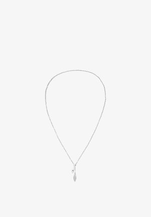 Collar de cadena de plata con dos colgantes: uno en forma de hoja alargada y otro en forma de lágrima, ambos con una superficie texturizada.