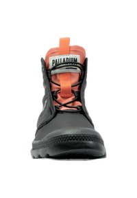 Botín negro hasta el tobillo con un upper texturizado, detalles en naranja, un collar acolchado y una suela de goma con un patrón de diamante.