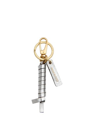 Gouden metalen sleutelring met een zilver omwikkelde leren band en een zilveren label met de gravering "MADE IN ITALY" eraan bevestigd.