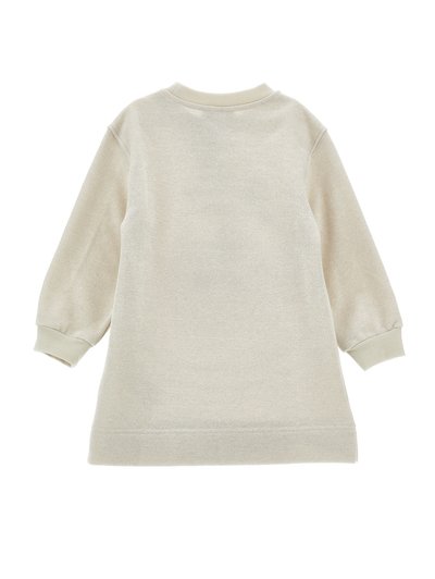 Rochie tricotată de culoare bej deschis, cu un material texturat, guler rotund cu nervuri și mâneci lungi. Prezintă un tiv drept și măneci ajustate.