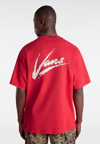 Vans BRUSH SCRIPT LOOSE FIT - Triko s potiskem - racing red marshmallow