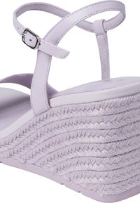 Sandalové klíčové boty v bledě levandulové kůži s tenkými pruhy a pletenou texturovanou podrážkou. Nastavitelný kotník s kovovou sponou.