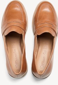 Une paire de mocassins en cuir beige à enfiler avec des détails gaufrés et des semelles intérieures coussinées, taille 37, vue de dessus.