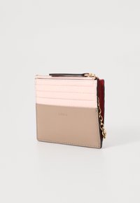 Rektangulær lommebok i beige, rosa og rød lær. Har en teksturert overflate, gullhardware og en kjede for feste.