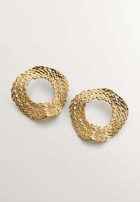 Pendientes de aro de oro con textura trenzada y diseño abierto, que exhiben un patrón entrelazado único. Ligeros y llamativos.