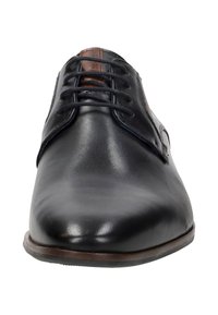 Zwarte leren dresschoenen met een gladde afwerking, ronde neus en zes veterogen voor het vetersysteem. Bruine accenten op het vetergebied en de zool.