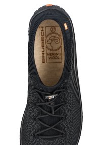 Czarne dziane buty z teksturowaną cholewką, okrągłym noskiem i sznurówką. Zawierają brązową wkładkę z logo oraz pomarańczowy akcent w okolicy sznurówek.