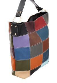 Sac fourre-tout en patchwork cuir avec différentes couleurs, y compris marron, noir et bleu. Présente des accessoires en or et une bandoulière noire. Design carré.