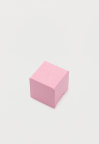 Ροζ χαρτονένιο κύβος με ελαφρώς υφή επιφάνεια σε απλό λευκό φόντο.