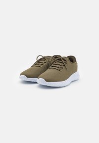 Baskets en mesh vert olive avec semelle en caoutchouc blanc, bout rond et lacets plats ; dessus texturé avec un design respirant.