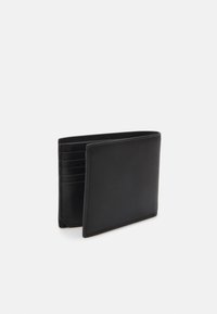 Portafoglio in pelle nera con finitura testurizzata, dotato di più slot per carte e design pieghevole. I bordi sono cuciti in modo pulito.