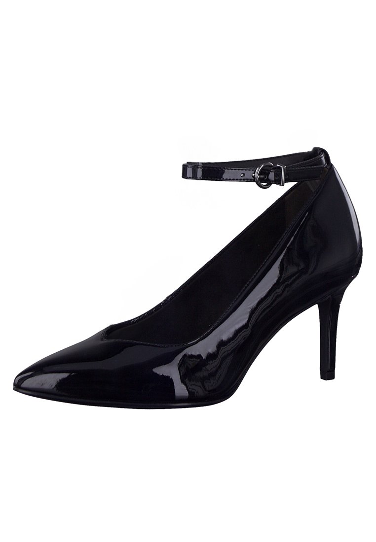 Scarpa nera in vernice con tacco alto, punta affusolata e cinturino alla caviglia, caratterizzata da una texture liscia e un sottile tacco stiletto.